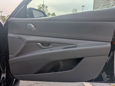 Used 2025 Hyundai Elantra SEL image 32