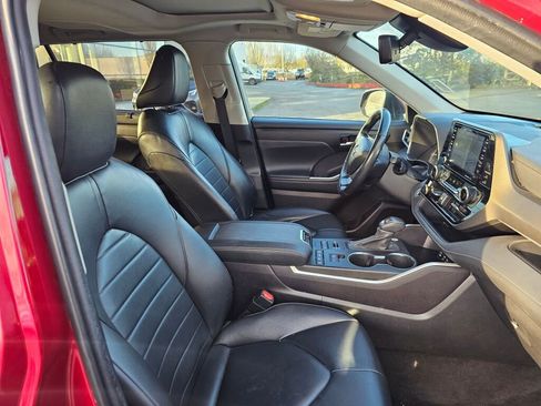 Used 2022 Toyota Highlander XLE image 9