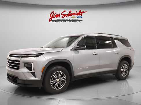 Used 2026 Chevrolet Traverse LT FWD image 2