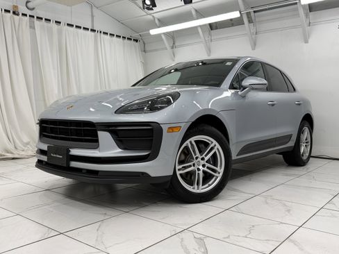 Certified 2022 Porsche Macan image 7