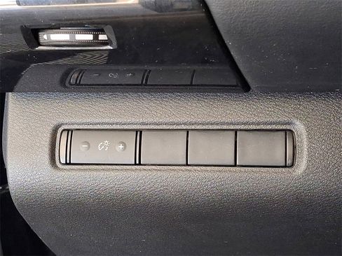 Used 2024 Nissan Pathfinder S image 28