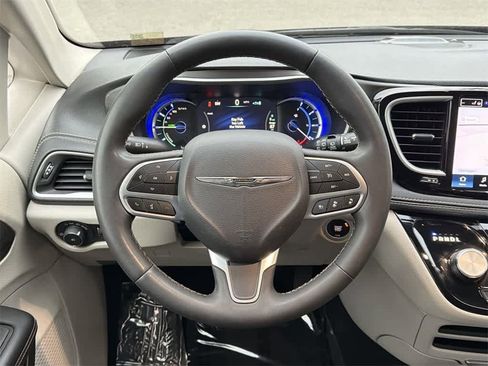 Used 2024 Chrysler Pacifica Select image 12