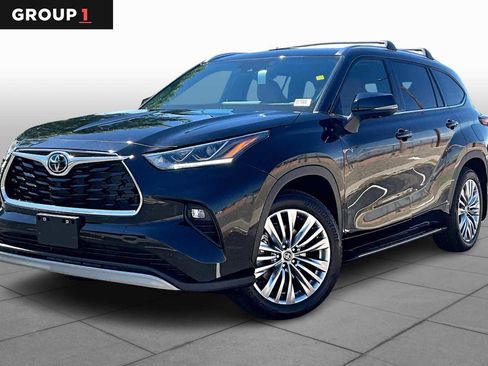 Used 2025 Toyota Highlander Platinum image 1