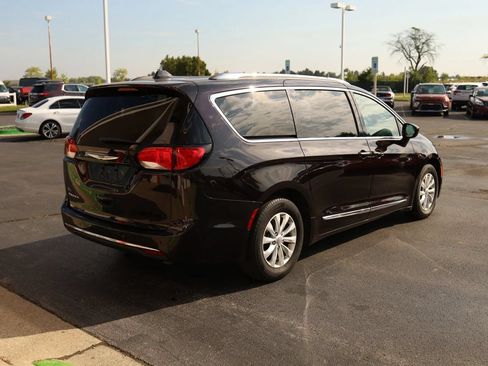 Used 2019 Chrysler Pacifica Touring-L FWD image 5