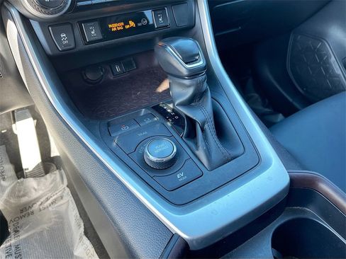 Used 2020 Toyota RAV4 Limited image 17