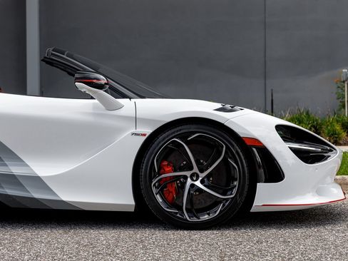 Used 2024 McLaren 750S Spider RWD image 16