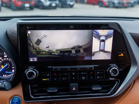 Used 2021 Toyota Highlander Platinum image 24