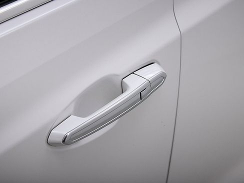 Used 2017 Cadillac XT5 Luxury w/ Driver Awareness Package image 7