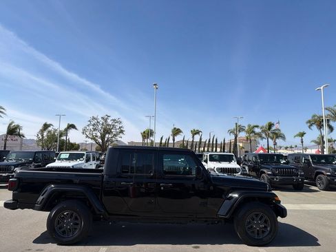 Used 2024 Jeep Gladiator Sport AWD/4WD image 10