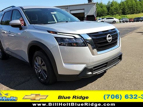 Used 2025 Nissan Pathfinder SV image 1