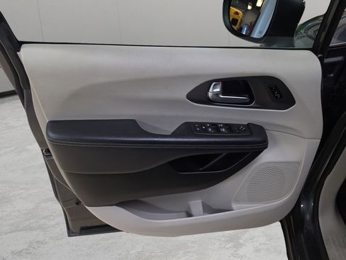 Used 2023 Chrysler Pacifica Touring-L image 14