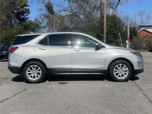 Used 2018 Chevrolet Equinox LT image 2