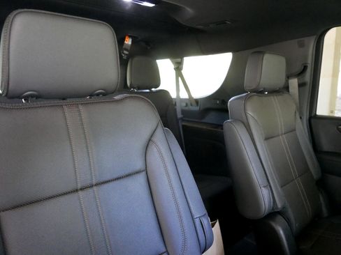 Used 2025 Chevrolet Suburban High Country image 11