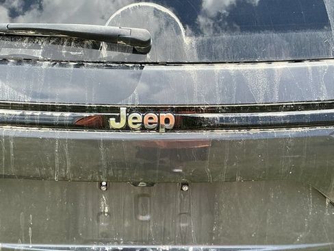 Used 2023 Jeep Grand Cherokee Limited AWD/4WD image 10