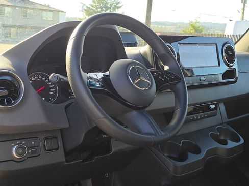Used 2025 Mercedes-Benz Sprinter 2500 image 25