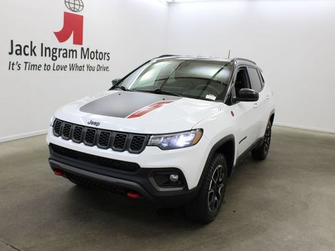 Used 2025 Jeep Compass Trailhawk AWD/4WD image 2