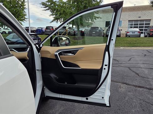 Used 2022 Toyota RAV4 XLE AWD/4WD image 30