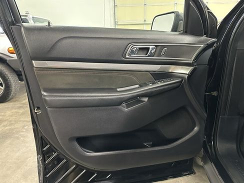 Used 2018 Ford Explorer XLT w/ XLT Appearance Package AWD/4WD image 25