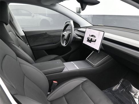 Used 2026 Tesla Model Y Long Range image 2