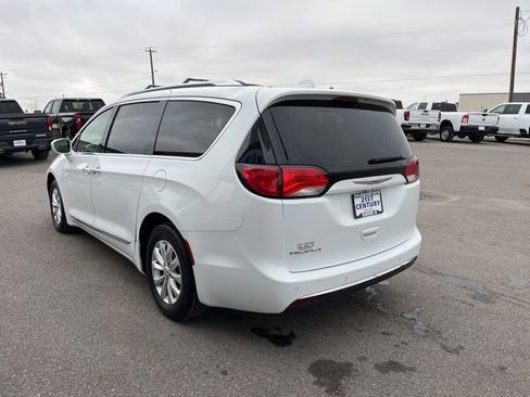 Used 2018 Chrysler Pacifica Touring-L w/ Premium Audio Group FWD image 10