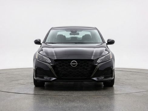 Used 2025 Nissan Altima 2.5 SV image 2