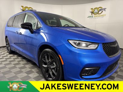 New 2026 Chrysler Pacifica Select w/ S Appearance Package