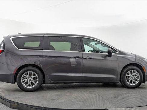 Used 2023 Chrysler Voyager LX FWD image 9