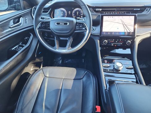 Used 2023 Jeep Grand Cherokee Overland image 4