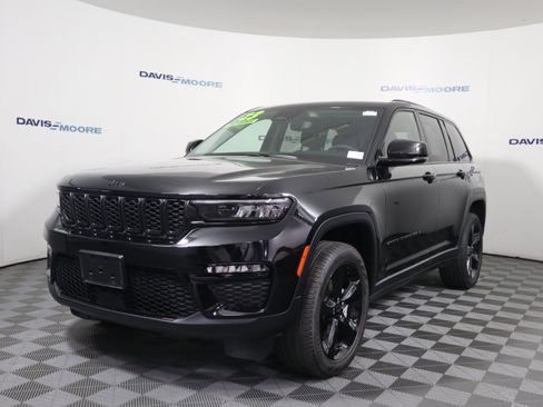 Used 2023 Jeep Grand Cherokee Limited w/ Black Appearance Package AWD/4WD image 11