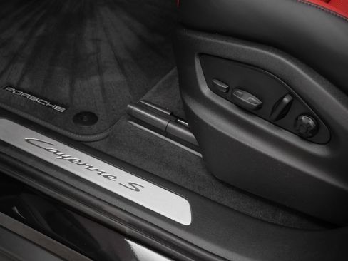Used 2025 Porsche Cayenne S image 27