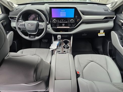 New 2026 Toyota Highlander Platinum AWD/4WD image 10
