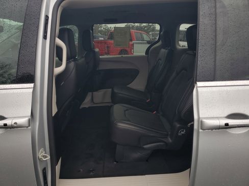 Used 2024 Chrysler Pacifica Touring-L image 24