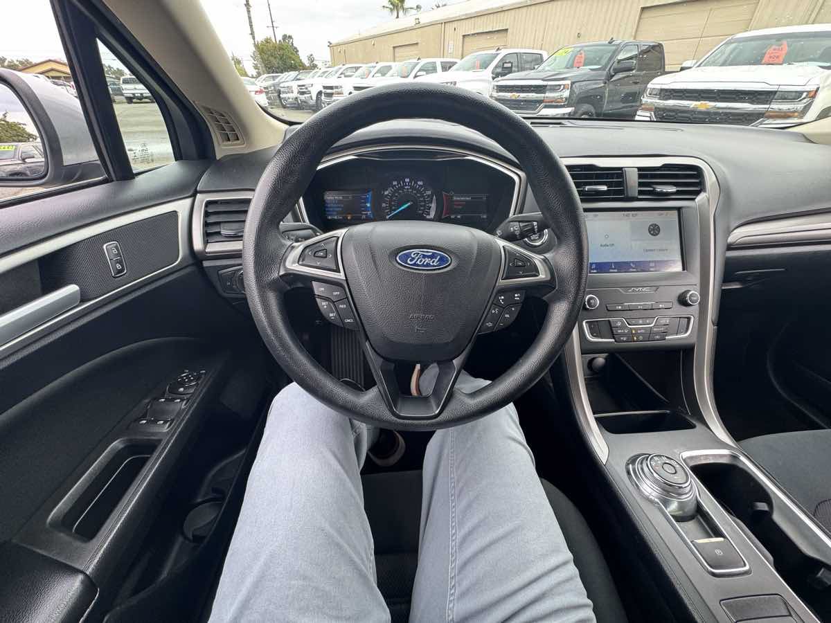 Used 2020 Ford Fusion SE FWD image 33