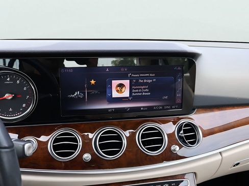 Used 2019 Mercedes-Benz E 300 4MATIC image 23