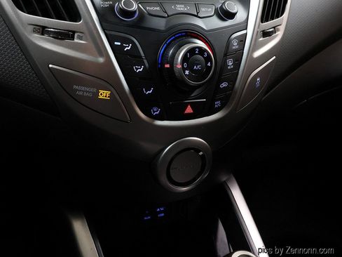 Used 2016 Hyundai Veloster FWD image 22