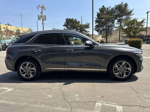 Used 2022 Genesis GV70 2.5T w/ Advanced Package image 3