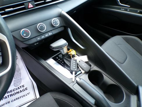 Certified 2025 Hyundai Elantra SE FWD image 28