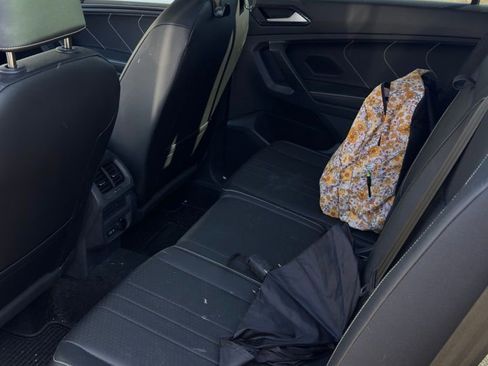 Used 2023 Volkswagen Tiguan SE w/ Panoramic Sunroof Package image 9