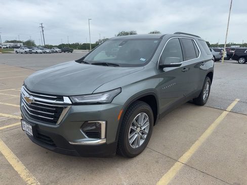Used 2023 Chevrolet Traverse LT image 1