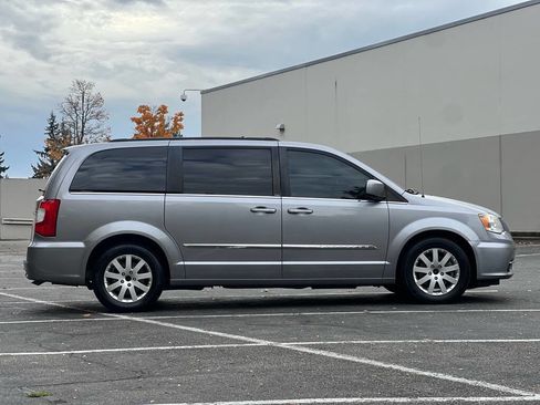 Used 2013 Chrysler Town & Country Touring image 6