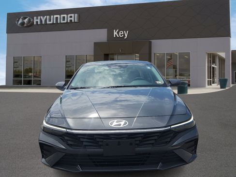 Certified 2025 Hyundai Elantra SE FWD image 8