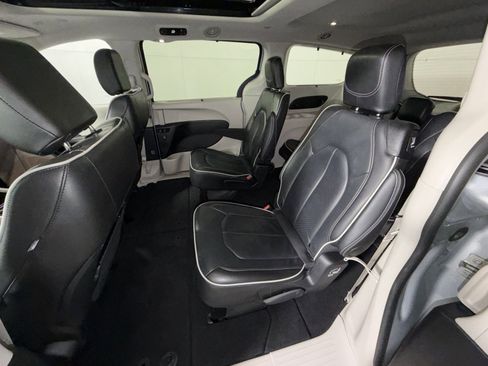 Used 2024 Chrysler Pacifica Limited image 25