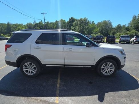 Used 2018 Ford Explorer XLT AWD/4WD image 7