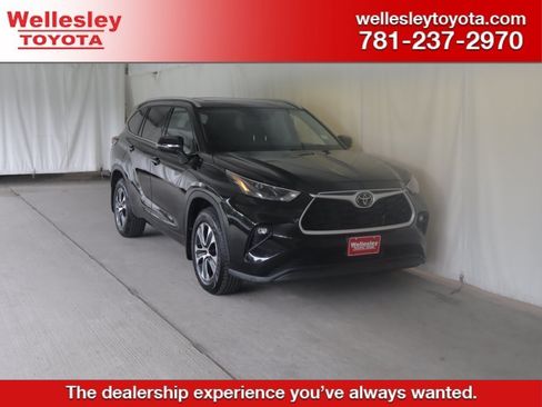 Used 2022 Toyota Highlander XLE AWD/4WD image 1