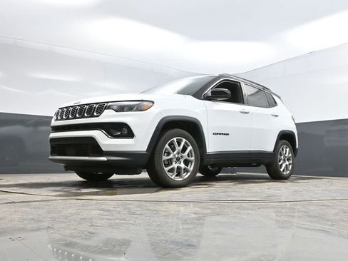 Used 2025 Jeep Compass Limited image 49