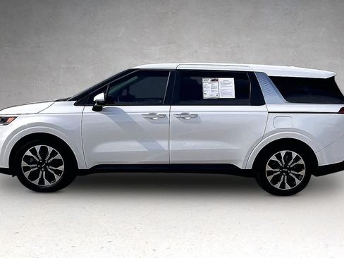 Used 2023 Kia Carnival EX FWD image 3