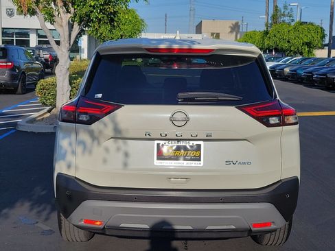 Used 2023 Nissan Rogue SV AWD/4WD image 3