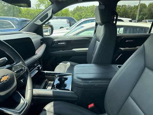 Used 2025 Chevrolet Tahoe LT AWD/4WD image 3