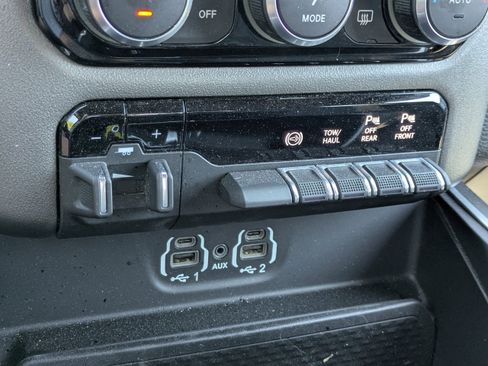 Used 2021 RAM 2500 Big Horn w/ Level 1 Equipment Group AWD/4WD image 29