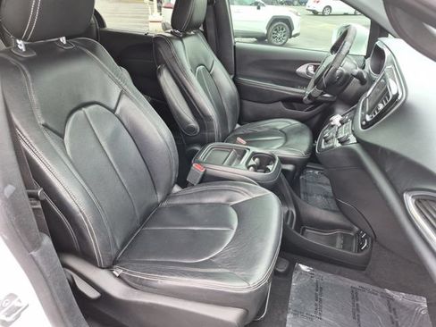 Used 2019 Chrysler Pacifica Touring Plus w/ S Appearance Package FWD image 30